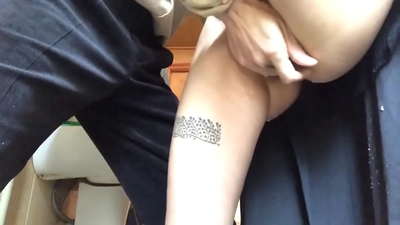 Squirt ann an seòmar-ionnlaid na sgoile, fìor orgasm frothy - rinn an tidsear agam a dhìcheall